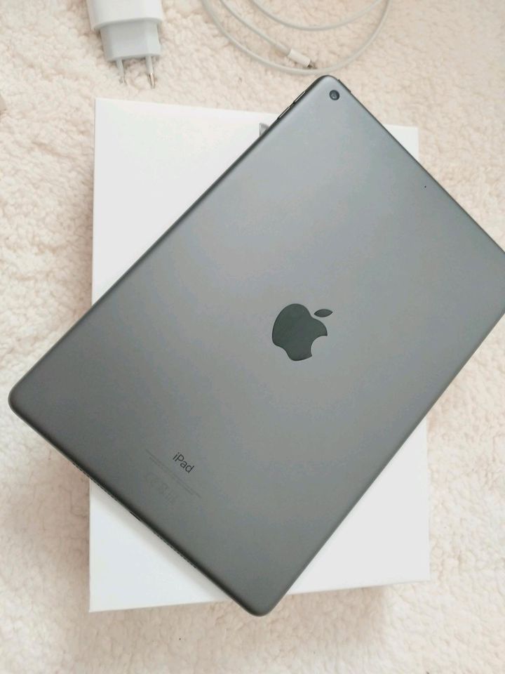 Apple iPad 9. Generation mit Pen und Halterung wie neu in Sanitz