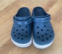 Dunkelblaue Crocs J1 32/33 Frankfurt am Main - Nordend Vorschau