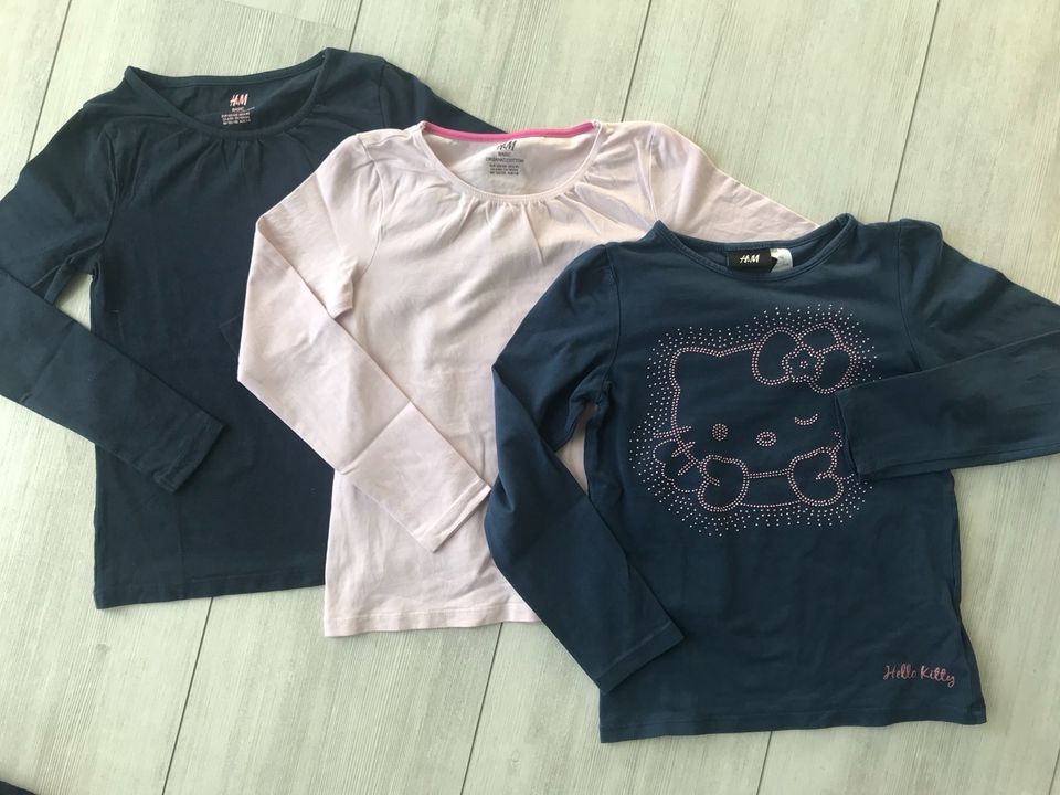 3 Langarmshirts Gr. 122/128 H&M uni/Hello Kitty in Kürten