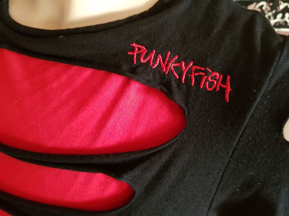 Punkyfish Cutout Shirt Schwarz-Rot Gr. S-M (34) 36/38 in Stadtallendorf