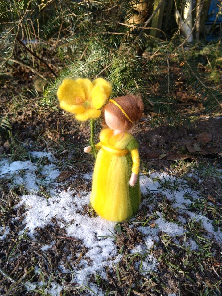 " Elfe mit gelber Primel" Frühling  Jahreszeitentisch Waldorf in Wanderup