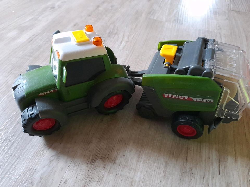 Traktor mit Ballenpresse in Illesheim