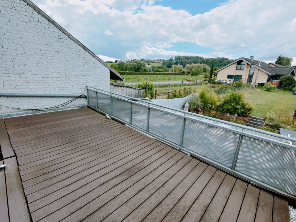 Schöne 4 Zimmer Wohnung möbliert mit Terrasse Balkon und Garten. in Bornheim