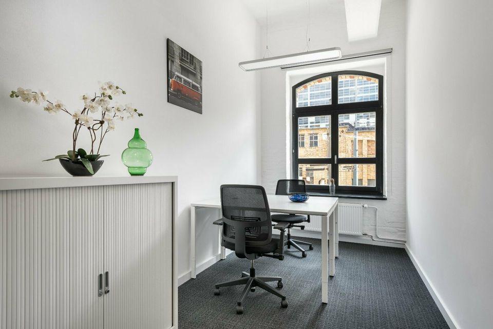 Privater Büroraum für 2 Personen in Regus Leuchtenfabrik in Berlin