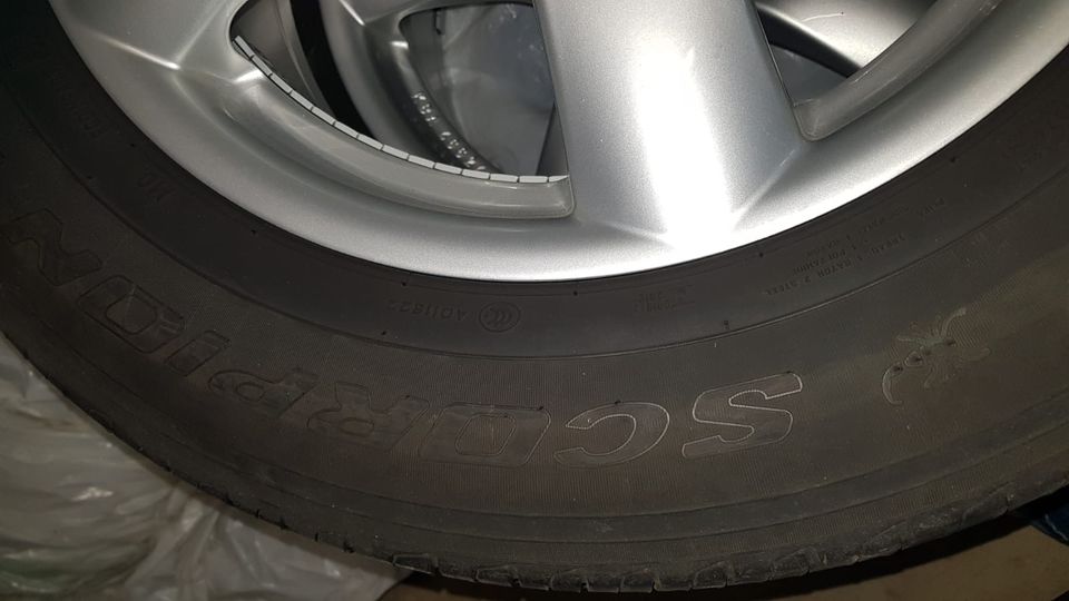 4x Winterreifen Mercedes GLK Pirelli Scoropin 235/R17 in Leisel