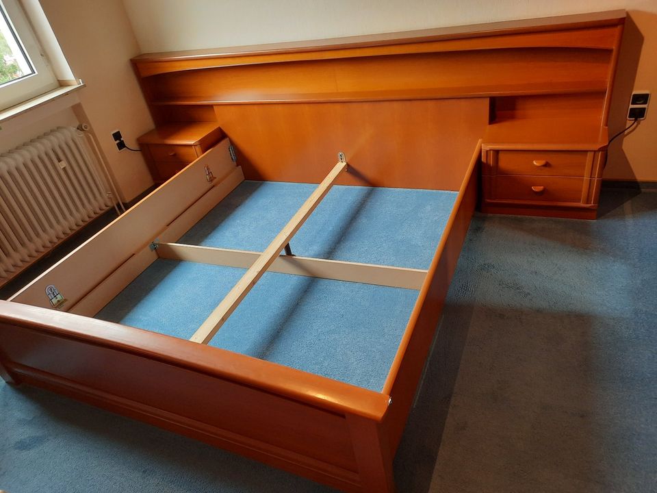 Schlafzimmer Doppelbett, stabil, Kirschbaumnachbildung in Marburg