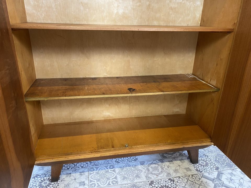 WMK Hübscher und geräumiger Mid-Century Wäscheschrank mit konischen Beinen und bicolorer Furnirung # Schrank Kleiderschrank Dielenschrank Schuhschrank Highboard Dresser 50er 60er - Lieferung möglich in Berlin