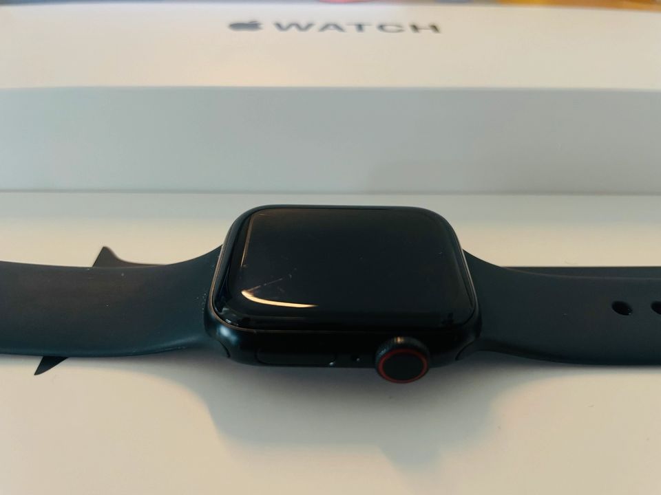 Apple Watch SE (2nd Gen) 40 mm GPS Mindnight in Meerbusch