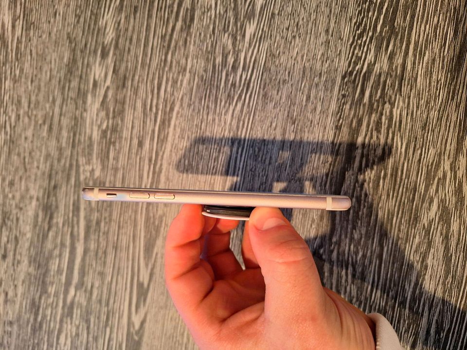 Handy Apple iPhone 7 32GB Weiß in München