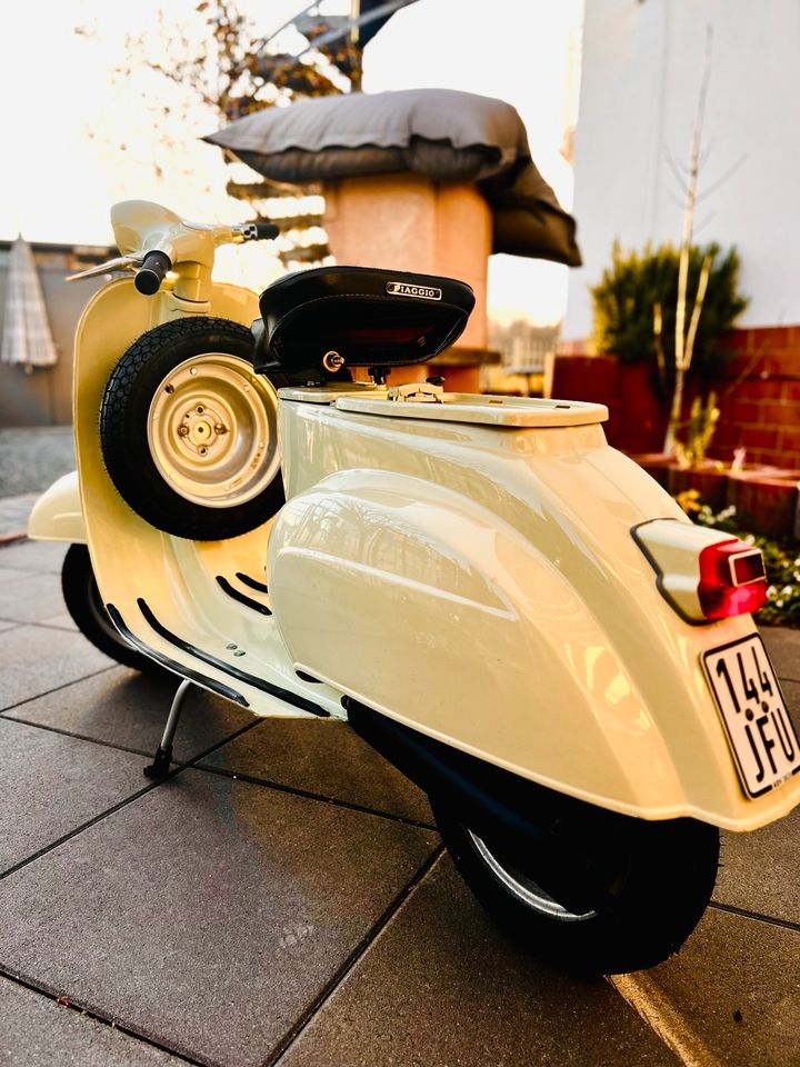 Vespa V50 Bj.1964 kleine Seitendeckel 75ccm in Ober-Ramstadt