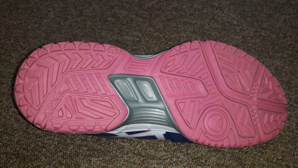 Gut erhaltene Sportschuhe von asics in Heusweiler