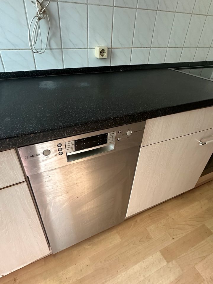 Einbauküche Küche Küchenzeile mit Geräten in Schwerin