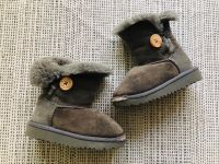 UGG Boots Bailey Button 23,5 UK 6 grau Baby Stiefel Lammfell Düsseldorf - Gerresheim Vorschau