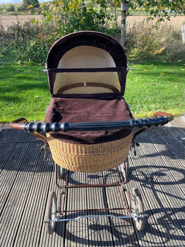 Original Rattan Kinderwagen in Grafschaft