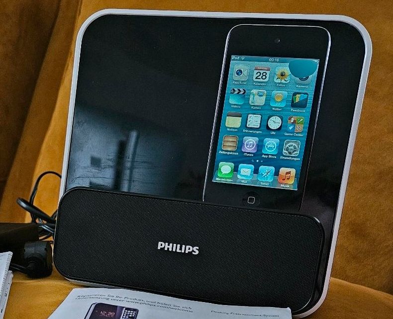 I Pod Touch 4. Generation 8 GB + Docking Station (Philips) in Oldenburg