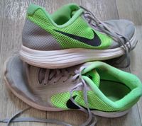 Nike Sneaker Sportschuhe Turnschuhe Größe 40 grau/ grün Hessen - Vöhl Vorschau