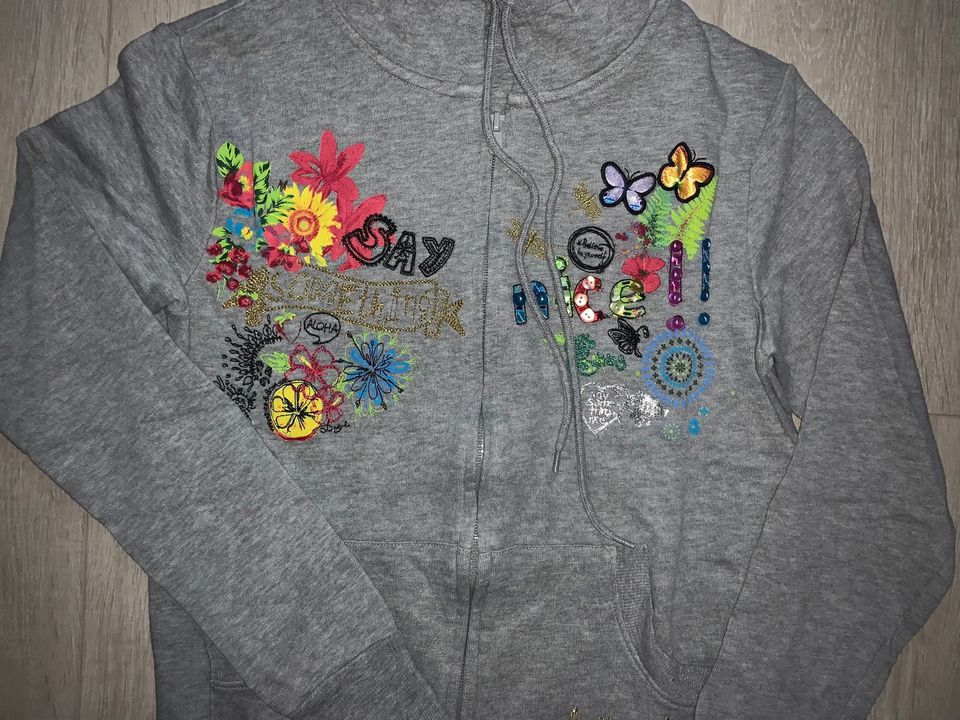 Desigual Sweatjacke mit Kapuze Grau Stickerei M wie Neu in Solingen