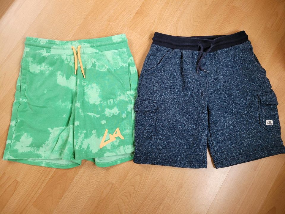 Shorts Gr. 152 H&M Yigga Sweatshorts grün blau Baumwolle in Börnsen