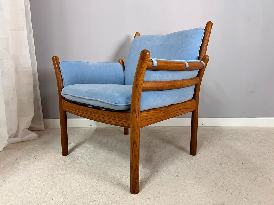 Teak Vollholz Sessel mit Armlehnen Illum Wikkelso Designersessel Holzsessel Polster hellblau babyblau Mid Century Design Dänemark Vintage 60er Jahre in Berlin