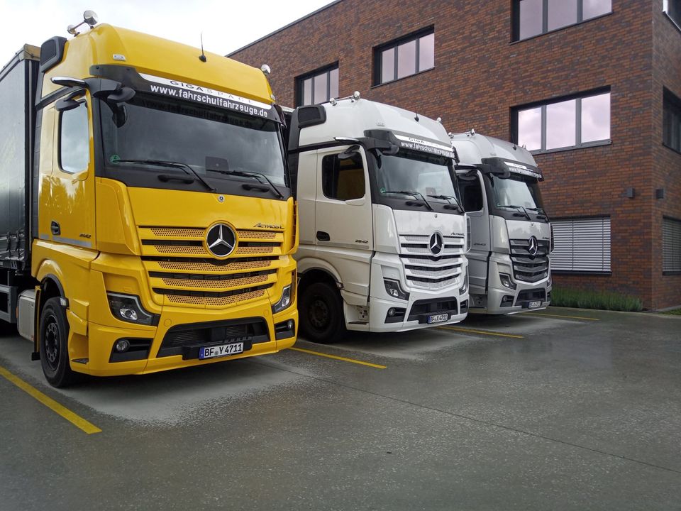 Fahrschul LKW Fahrschullkw Fahrschule Truck in Nürnberg (Mittelfr)