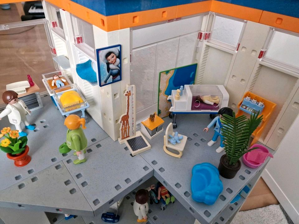 Playmobil XXL Krankenhaus 4404 mit Spielplatz und Café dazu in Amberg