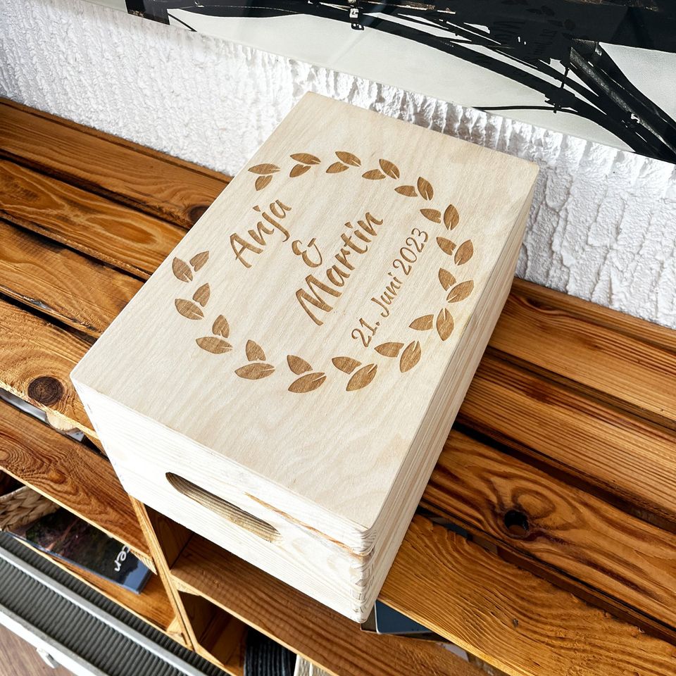 CHICCIE personalisierte Holzbox zur Hochzeit 40x30x14cm natur in Heiden