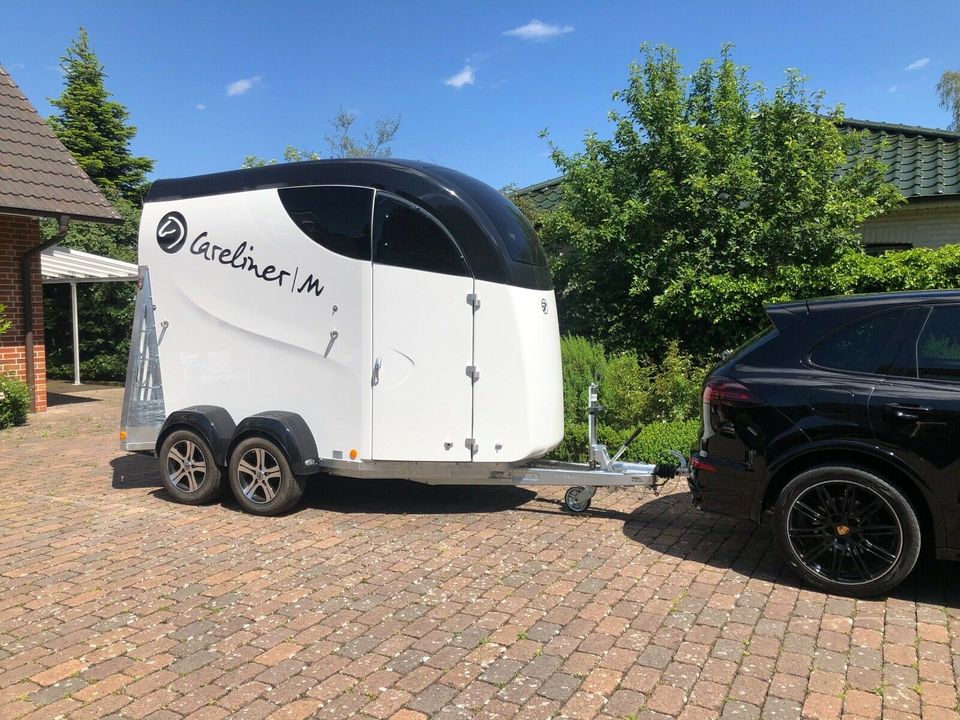 SONDERPREISE 2-PFERDEANHÄNGER CARELINER M SATTELKAMMER ALU 100KM in Bremen