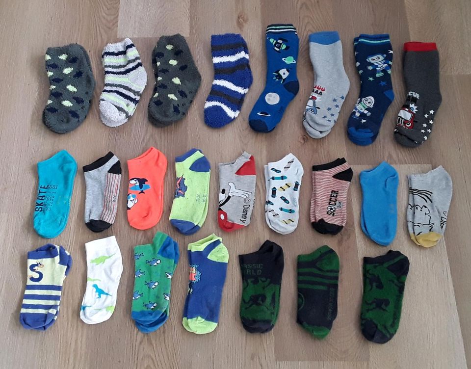 Verkauft werden  dicke Socken und Sneakersocken in Sassnitz