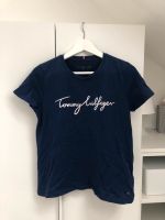 Tommy Hilfiger Shirt T-Shirt dunkelblau Weiß Aufschrift gr. M Schleswig-Holstein - Oldendorf (Holstein) Vorschau