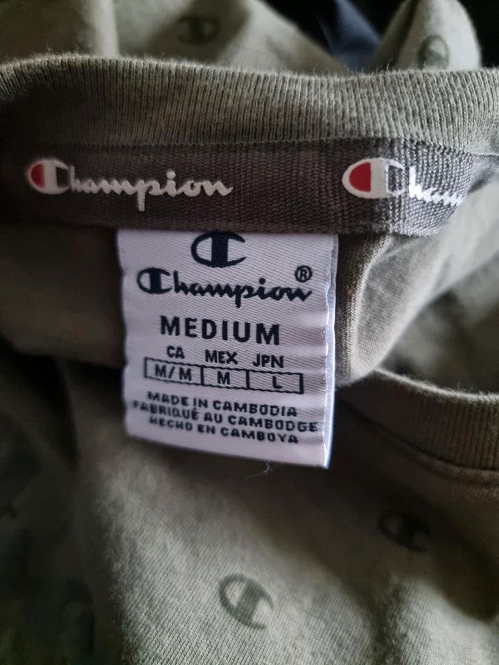 Champion Shirt Medium (S/M) in Bielefeld