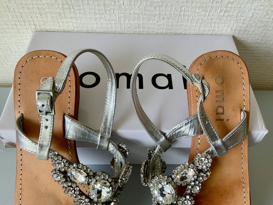 OMAI Zehentrenner Sandalen mit Swarovski Kristallen Gr. 38 Silber in Berlin