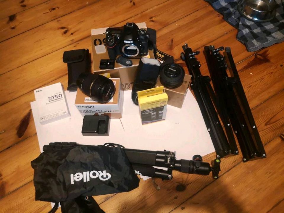 Nikon D 750 + 2 Objektive, Blitz, Fernauslöser, 4 stative in Berlin