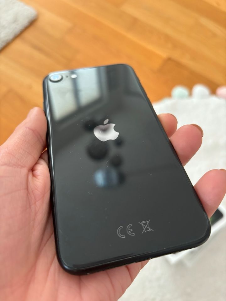 Apple iPhone SE (2020) 64 GB | schwarz mit Dual SIM in Köln