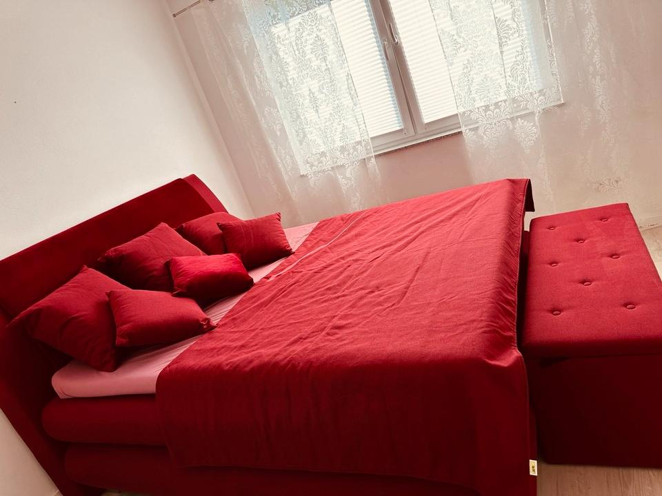 Boxspringbett Premium inkl. Bettkasten, Tagesdecke, Kissen usw. in Windeck
