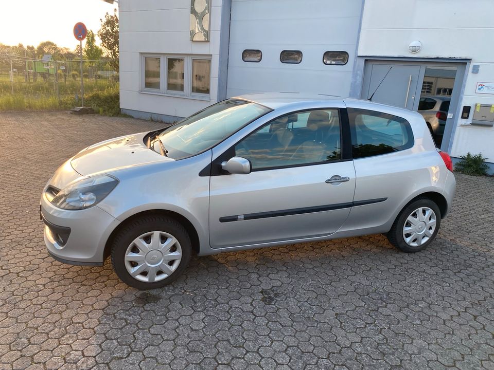 Renault Clio III 1.2 16V 75PS Klima + Service neu + TÜV neu 05/26 in Heuchelheim