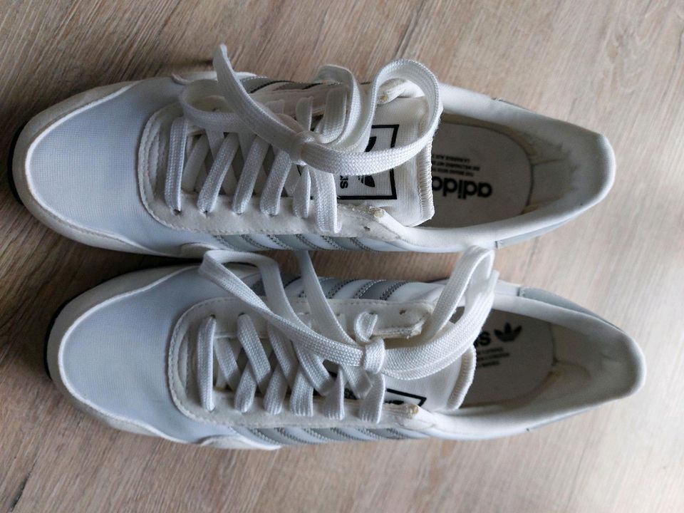 Sneaker Adidas Größe 40 neuwertig in Struxdorf