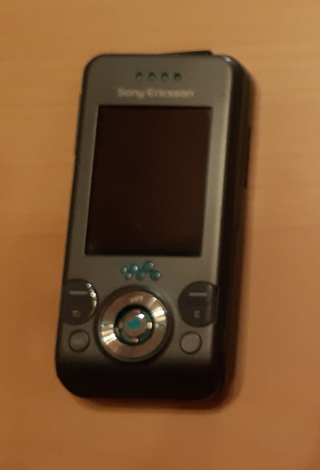 Sony Ericsson Walkman mit Akku, Ladekabel und Data-Link-Kabel in Renningen