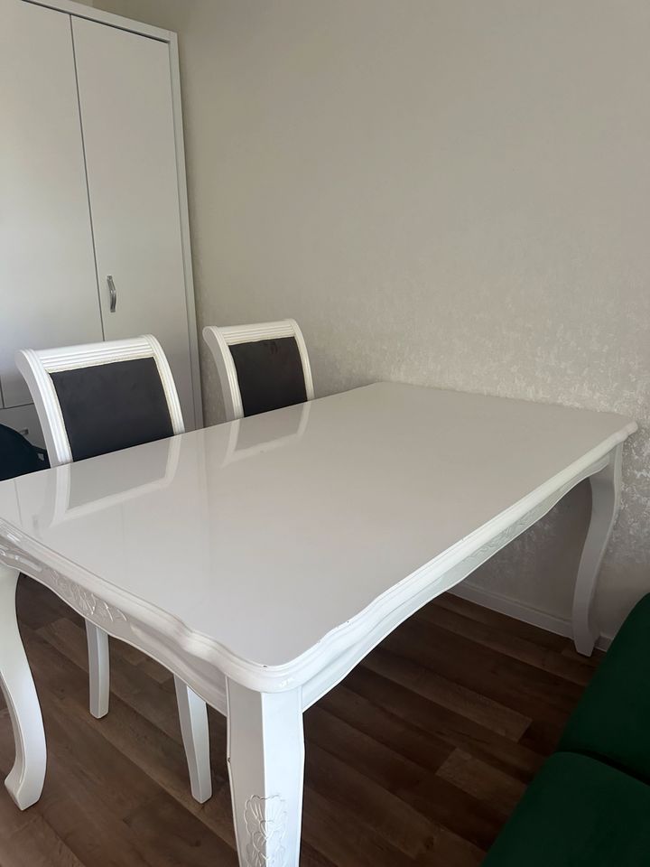 Tisch mit 4 Stühle in Berlin