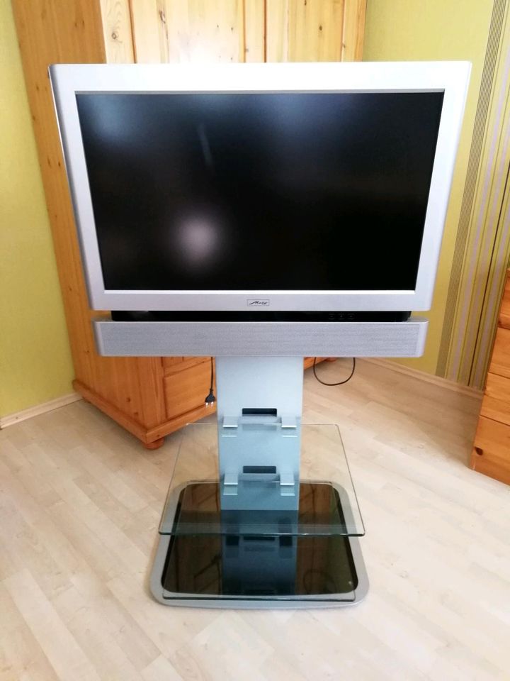 Metz Fernseher mit Standrack silber in Freyburg (Unstrut)