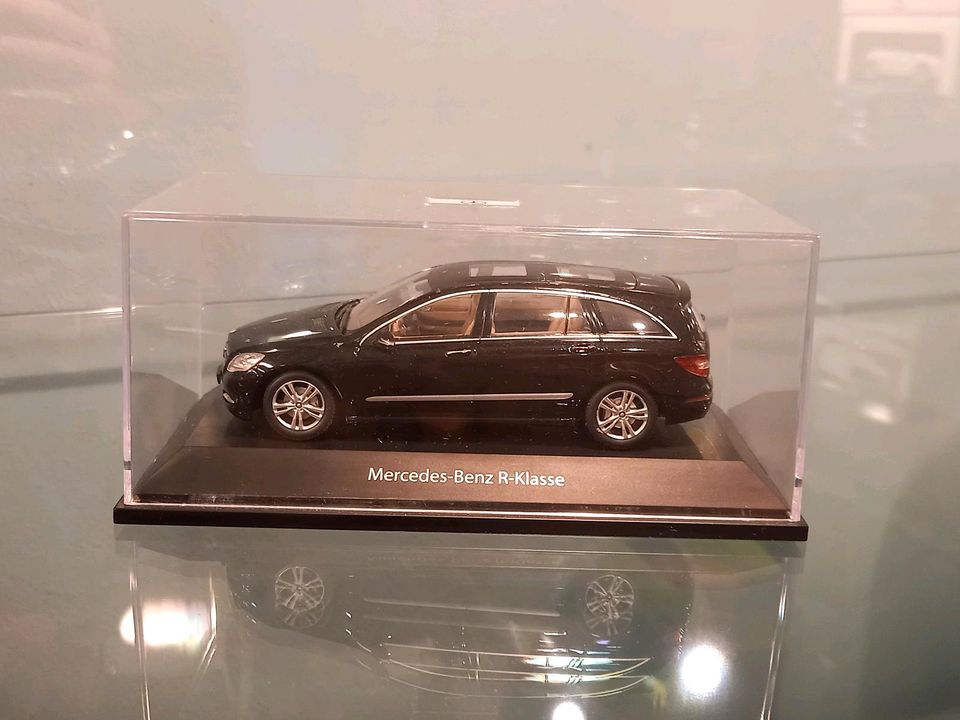 Mercedes R-Klasse facelift 2010 Obsidianschwarz 1/43 Minichamps in Aachen