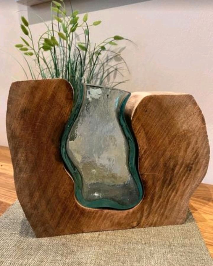 Eiche Baumscheibe mit Vase eingearbeitet in Forchheim
