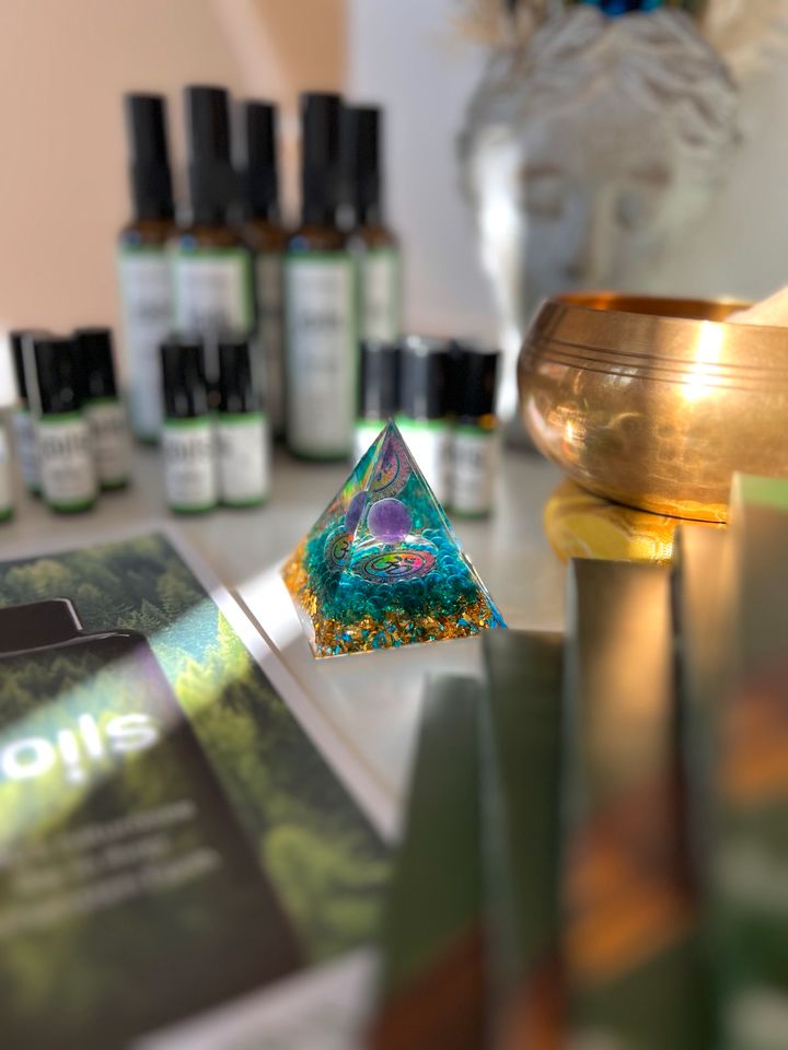 Resin Pyramide | Chakra Yoga Spiritualität Mantra | Edelsteine in Braunschweig