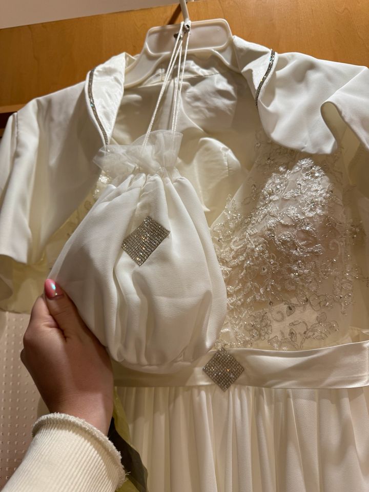Schwangerschafts-Brautkleid in Fichtenau