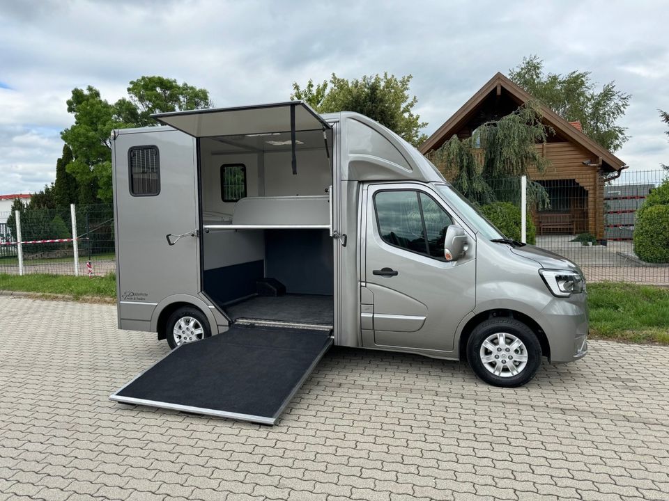 Pferdetransporter Neufahrzeug 3,5t B-Führerschein-LKW165 PS Klima in Unterschneidheim