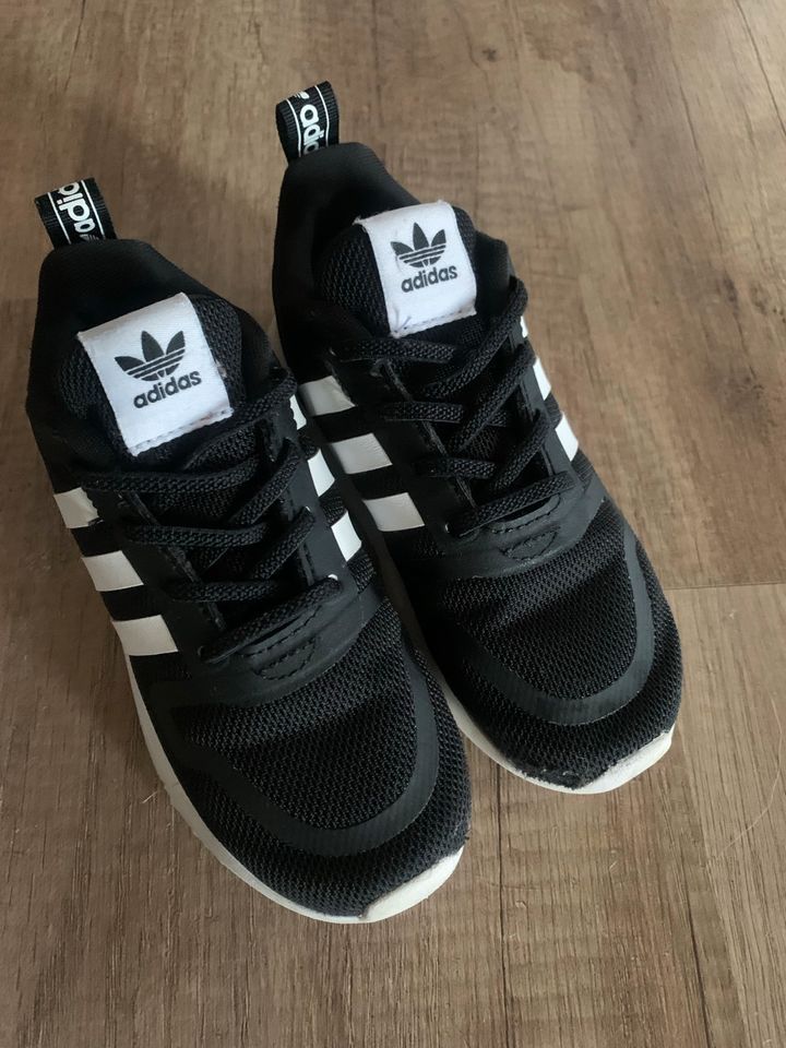 Adidas Schuhe junge Größe 26 in Remscheid