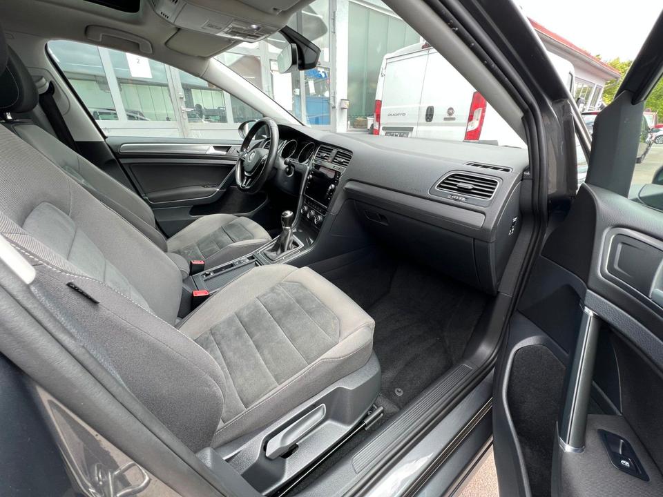 Volkswagen Golf VII Variant Highline*Sitzheizung*LED*PDC* in Schweinfurt