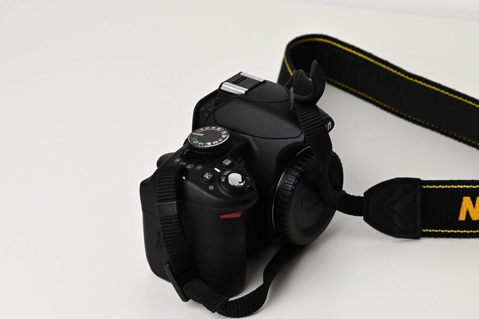 TOP Nikon D3100 Body mit Objektiv 18-55 VR Kit f/3.5 | 1. Hand in Wuppertal