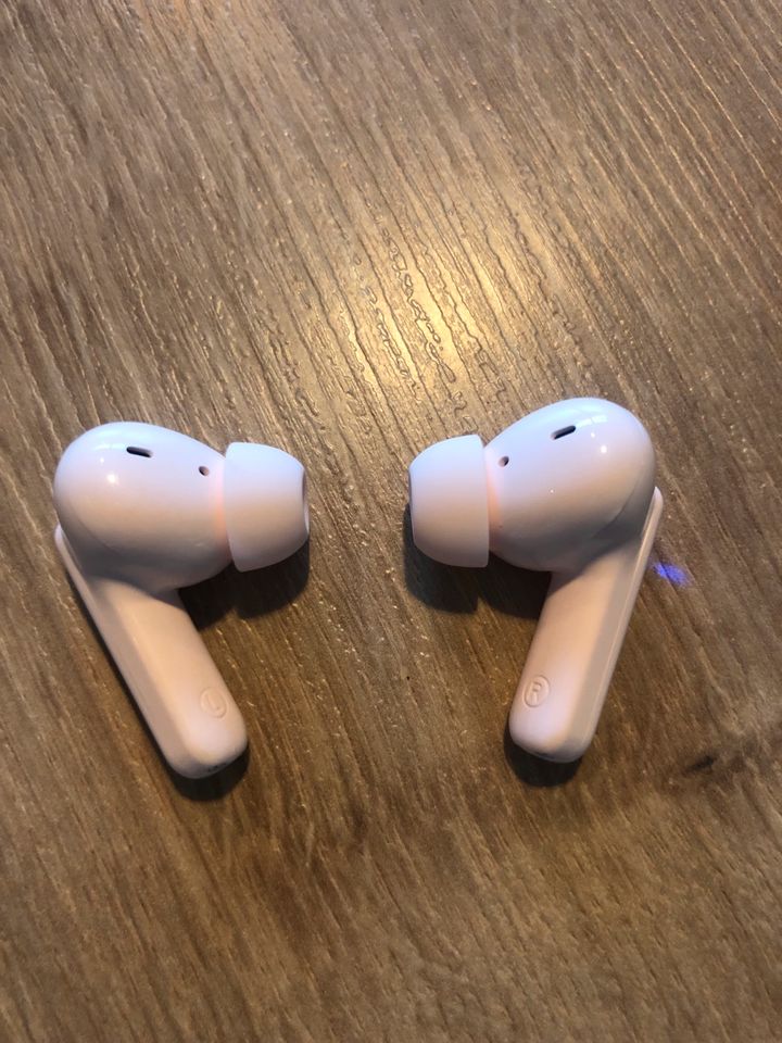 Unbenutzte Earbuds Kopfhörer in rosa in Nahe