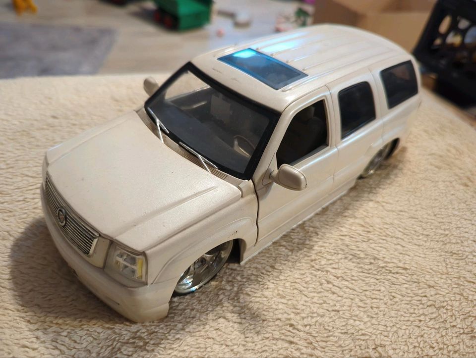 Cadillac Escalade DUB City Jada Toys 1:18 Modellauto SpinneFelgen in Wesendorf