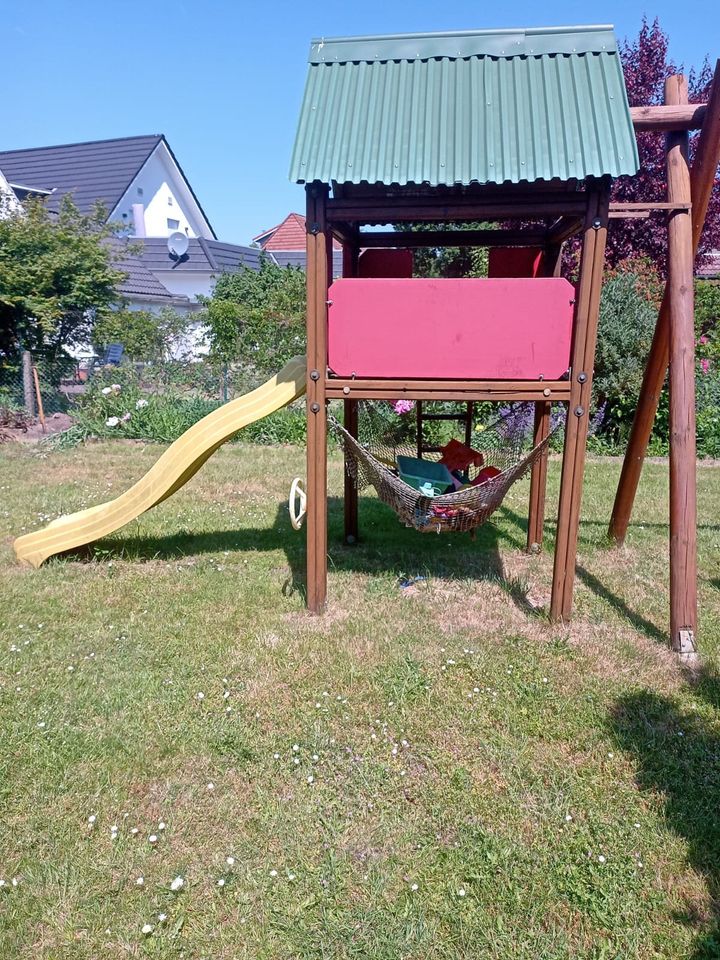Kinder Holz-Spielhaus mit Schaukel in Bremen